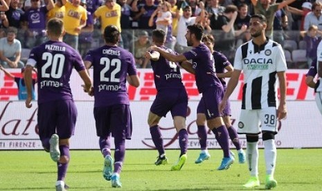 Pemain Fiorentina merayakan gol ke gawang Udinese dalam pertandingan Ahad (6/10) malam WIB