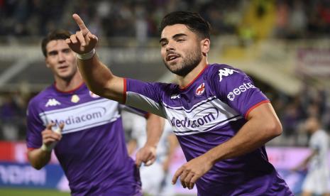 Pemain Fiorentina Riccardo Sottil merayakan golnya selama pertandingan sepak bola Serie A antara Fiorentina dan Inter Milan, di stadion Artemio Franchi di Florence, Italia, Selasa, 21 September 2021.