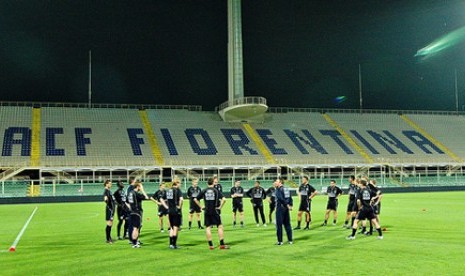 Pemain Fiorentina sedang melakukan sesi latihan di Stadion Artemio Franchi.