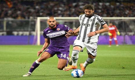 Pemain Fiorentina Sofyan Amrabat berupaya mengambil bola dari kaki pemain Juventus Manuel Locatelli dalam laga terakhir Serie A Italia 2021/2022 di Stadion Artemoi Franchi, Ahad (22/5) dini hari WIB. Fiorentina mengamankan tiga poin saat menjamu Juventus pada laga terakhir Serie A Italia 2021/2022 di Stadion Artemoi Franchi, Ahad (22/5) dini hari WIB. Tuan rumah menang 2-0 atas Juventus. Dengan ini mereka bisa mengamankan tempat di Liga Konferensi Eropa.