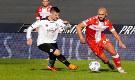 Pemain Fiorentina Sofyan Amrabat (kanan) dan pemain Spezia Gennaro Acampora (L) dalam laga Spezia Calcio vs ACF Fiorentina di Orogel Stadium, Cesena, Italia, Ahad (18/10). 