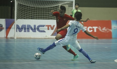 Pemain futsal Indonesia Randy Satria Mushar (kiri) berebut bola dengan pemain futsal Malaysia Mohd Azwann (kanan) saat laga AFF Futsal Championship 2018 di Gor UNY, DI Yogyakarta, Selasa (6/11/2018). Dalam laga tersebut Indonesia kalah atas Malaysia dengan skor 5-7.