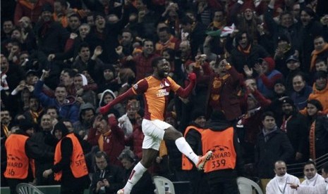 Pemain Galatasaray, Aurelien Chedjou, meluapkan emosi usai menjebol gawang Chelsea dalam leg pertama babak 16 besar Liga Champions di Turk Telekom Arena, Istanbul, Turki, Rabu (26/2). 