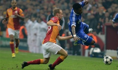 Pemain Galatasaray Semih Kaya berebut bola dengan gelandang Schalke Michael Bastos pada leg pertama 16 besar Liga Champions, Kamis (21/2) dini hari.