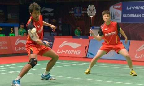  Pemain ganda campuran Indonesia Tantowi Ahmad (kiri) dan Liliyana Natsir dalam babak perempat final Piala Sudirman di Stadion Putra, Bukit Jalil, Kuala Lumpur, Kamis (23/5).  