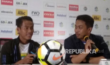 Pemain gelandang Persib Bandung, Ghozali Siregar di Graha Persib, Jalan Sulanjana, Kota Bandung, Jumat (11/5). 