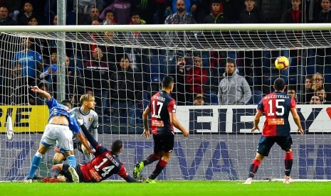 Pemain Genoa Davide Biraschi (ketiga kiri) mencetak gol bunuh diri yang membuat Napoli memenangkan pertandingan dengan skor 2-1.