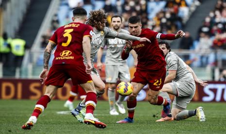 Pemain Genoa Manolo Portanova (kiri) dan pemain AS Roma Gianluca Mancini (kanan) beraksi dalam pertandingan Serie A Liga Italia di Stadion Olimpico, Roma, Sabtu (5/2/2022). 