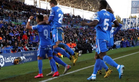 Pemain Getafe Angel Rodriguez (kiri) merayakan golnya ke gawang real Betis dalam laga di Coliseum Alfonso Perez, Getafe, Madrid, Ahad (26/1).