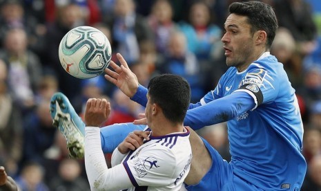 Pemain Getafe Jorge Molina (kanan)) berebut bola dengan pemain Real Valladolid Pedro Porro dalam pertandingan Liga Spanyol.