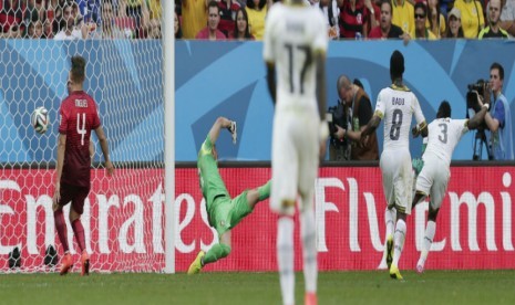 Pemain Ghana Asamoah Gyan membobol gawang Portugal