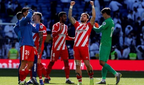 Pemain Girona merayakan kemenangan melawan Real Madrid dalam ajang La Liga Primera Division, Bernabeu Stadium di Madrid, Ahad (17/2)