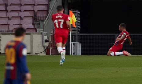 Pemain Granada merayakan gol kemenangan saat melawan Barcelona pada pertandingan di Stadion Camp Nou, Jumat (30/4) dini hari WIB.