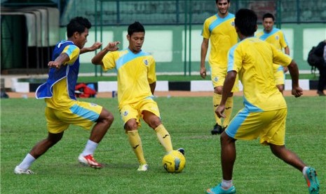 Pemain Gresik United melakukan uji lapang jelang laga Indonesia Super League (ISL) 2013. 