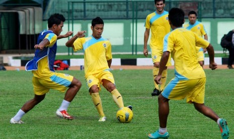 Pemain Gresik United menggelar sesi latihan jelang pertandingan. (ilustrasi)