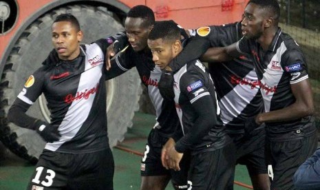 Pemain Guingamp melakukan selebrasi gol. 