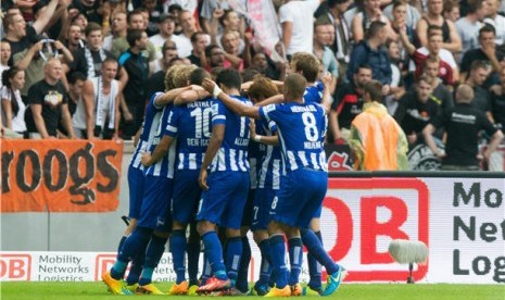 Pemain Hertha Berlin melakukan selebrasi usai menjebol gawang Eintracht Frankfurt dalam laga Bundesliga Jerman di Stadion Olimpiade, Berlin, Sabtu (10/8). 