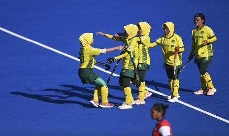 Pemain hoki putri Kalimantan Timur Nur Anisa (kiri) meluapkan emosinya dengan rekannya usai berhasil memasukkan bola ketika penalti melawan tim hoki Papua putri di babak Final Hoki Lapangan Putri PON Papua di Lapangan Hoki Outdoor, Doyo Baru, Kabupaten Jayapura, Papua, Selasa (12/10/2021). Tim hoki putri Kalimantan Timur berhasil meraih medali emas usai mengalahkan tim hoki putri Papua melalui penalti dengan skor 2-0.