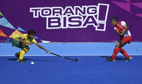 Pemain hoki putri Papua Sarah Bisay (kanan) berusaha membayangi pemain hoki putri Kalimantan Timur Fitriyani (kiri) saat pertandingan Final Hoki Lapangan Putri PON Papua di Lapangan Hoki Outdoor, Doyo Baru, Kabupaten Jayapura, Papua, Selasa (12/10/2021). Tim hoki putri Kalimantan Timur berhasil meraih medali emas usai mengalahkan tim hoki putri Papua melalui penalti dengan skor 2-0. 