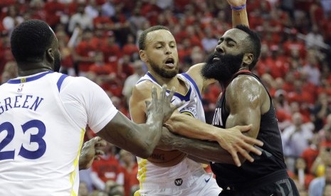   Pemain Houston Rockets James Harden dihadang pemain Golden State Warriors Stephen Curry di gim kedua final wilayah barat NBA