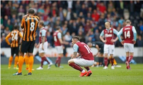 Pemain Hull City (kuning hitam) dan Burnley. 