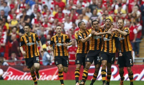 Pemain Hull City melakukan selebrasi usai menjebol gawang Arsenal dalam laga final Piala FA di Stadion Wembley, London, Sabtu (17/5). 