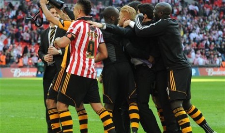  Pemain Hull City merayakan kemenangan mereka usai membekap Sheffiel 5-3 dalam kompetisi Piala FA di Wembley Stadium, London, Ahad (13/4).