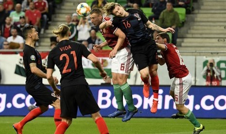 Pemain Hungaria Willi Orbam (merah) berduel bola dengan pemain Kroasia Tin Jedvaj pada laga kualifikasi Piala Eropa 2020.