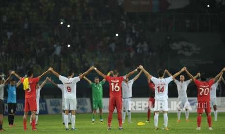 Pemain Indonesia dan pemain Palestina memberikan salam hormat kepada para suporter seusai pertandingan penyisihan Grup A cabang olahraga sepak bola Asian Games 2018 di Stadion Patriot, Bekasi,