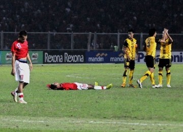 Pemain Indonesia Ferdinand Sinaga (17) berjalan lesu usai kalah pada lanjutan pertandingan Sepakbola SEA Games di Stadion Utama Gelora Bung Karno, Jakarta, Kamis (17/11) malam.