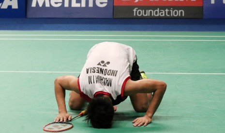 Pemain Indonesia, Ihsan Maulana Mustofa bersujud di tengah lapangan Istora Senayan sebagai rasa syukurnya bisa menang dan lolos ke babak semifinal BCA Indonesia Open Super Series Premier 2016, Jumat (3/6).