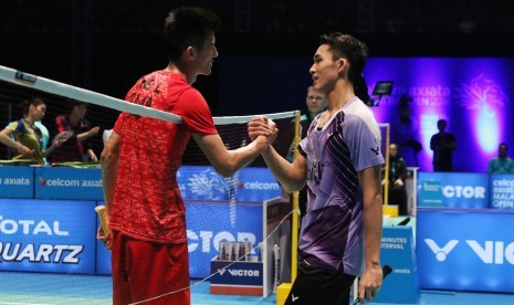 Pemain Indonesia, Jonatan Christie saat melawan pemain peringkat satu dunia asal Cina, Chen Long di babak semifinal Malaysia Open Super Series Premier 2016, Sabtu (9/4).