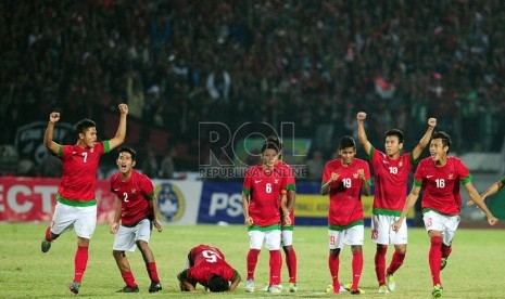    Pemain Indonesia meluapkan emosinya usai memenangi pertandingan Final Piala AFF U19 di Stadion Deltra Sidoarjo, Jawa Timur, Ahad (22/9).  (Republika/Edwin Dwi Putranto)