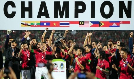 Pemain Indonesia mengangkat piala dalam pertandingan Final Piala AFF U19 di Stadion Deltra Sidoarjo, Jawa Timur, Ahad (22/9). (Republika/Edwin Dwi Putranto)