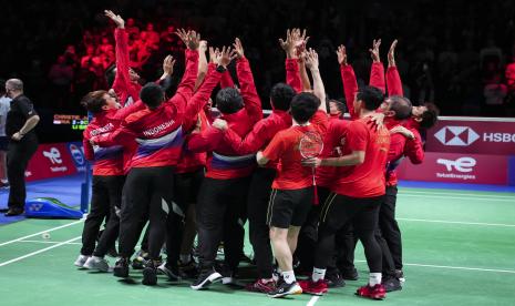 Pemain Indonesia merayakan kemenangan melawan China di final bulu tangkis Thomas Cup, di Aarhus, Denmark, 17 Oktober 2021.