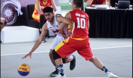 Pemain Indonesia Muhammad Reza Guntara (kiri) mencoba melewati hadangan pemain Vietnam Nguyen Huynh Phu Vinh (kanan) dalam pertandingan 3x3 Asia Challenge 2017 di Jakarta, Jumat (1/12).