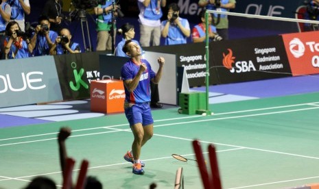 Pemain Indonesia Sony Dwi Kuncoro meluapkan kegembiraannya setelah menaklukkan pemain Cina, Lin Dan dan lolos ke babak final Singapore Open SS 2016