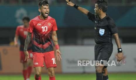 Pemain Indonesia Stefano Lilipaly melakukan protes terhadap wasit Nivon Robesh Gamini dalam pertandingan penyisihan Grup A cabang olahraga sepak bola Asian Games 2018 melawan Palestina di Stadion Patriot, Bekasi, Jawa Barat, Rabu (15/8).