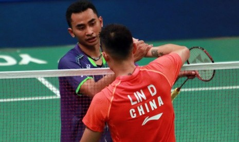 Pemain Indonesia Tommy Sugiarto menyalami lawannya, Lin Dan setelah mengalahkannya di babak pertama BCA Indonesia Open SSP 2015