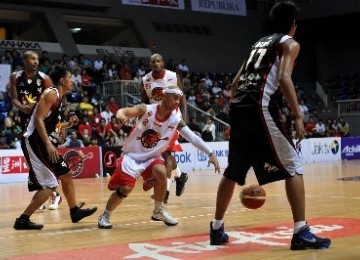 Pemain Indonesia Warriors, Mario Wuysang, menggiring bola dalam pertandingan lanjutan Asean Basketball League (ABL) 2012. 