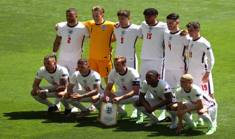  Pemain Inggris berbaris untuk pertandingan sepak bola babak penyisihan grup D UEFA EURO 2020 antara Inggris dan Kroasia di stadion Wembley di London, Inggris, 13 Juni 2021. 