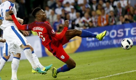 Pemain Inggris Daniel Sturridge beraksi pada penyisihan Grup B saat laga melawan Slowakia di Stade Geoffroy Guichard in Saint-Etienne, France, 20 June 2016.