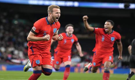 Pemain Inggris Harry Kane melakukan selebrasi setelah mencetak gol pada pertandingan sepak bola UEFA Nations League antara Inggris dan Jerman di Stadion Wembley di London, Inggris, Senin, 26 September 2022. 