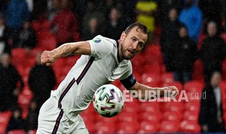 Pemain Inggris Harry Kane mengontrol bola saat pertandingan grup D kejuaraan sepak bola Euro 2020 antara Inggris dan Skotlandia di stadion Wembley di London, Sabtu (19/6) dini hari WIB.