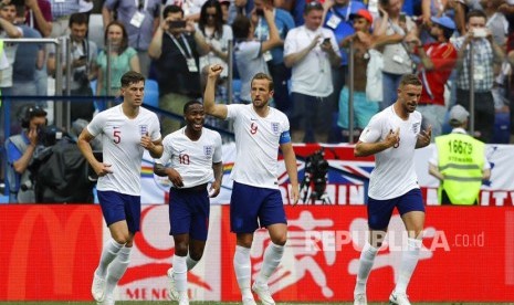 Pemain Inggris Harry Kane merayakan gol dengan rekan setimnya setelah mencetak gol kedua timnyapada  pertandingan grup G Piala Dunia 2018 antara Inggris dan Panama   di Nizhny Novgorod Stadium , Rusia, Ahad (24/6).