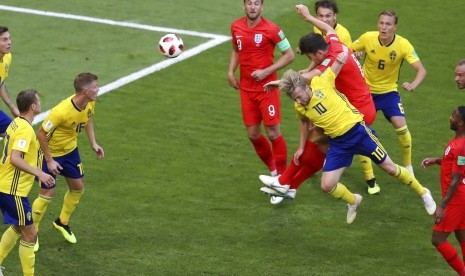 Pemain Inggris Harry Maguire, kanan tengah, menyundul bola untuk mencetak gol pembuka selama pertandingan perempat final antara Swedia dan Inggris di Piala Dunia 2018 sepak bola di Samara Arena, di Samara, Rusia, Sabtu, 7 Juli 2018. 