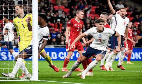 Pemain Inggris John Stones (kanan depan) selepas menjebol gawang Hungaria pada laga kualifikasi Piala Dunia 2022.