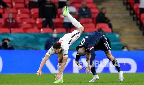 Pemain Inggris John Stones (kiri).