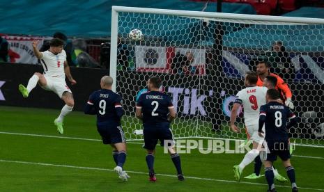 Pemain Inggris John Stones  (kiri) menyundul bola saat pertandingan grup D kejuaraan sepak bola Euro 2020 antara Inggris dan Skotlandia, di stadion Wembley, di London, Sabtu (19/6) dini hari WIB.