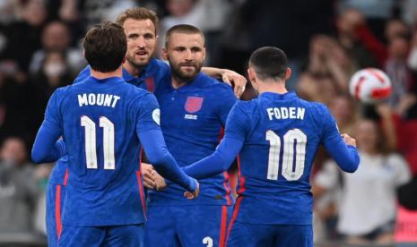 Pemain Inggris, Luke Shaw (kedua dari kanan) berhasil menyamakan kedudukan dalam Pertandingan Persahabatan Internasional antara Inggris melawan Swiss di Wembley Stadium, Inggris